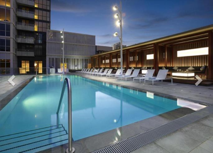 Luxury Condo With Cn Tower View Торонто Экстерьер фото